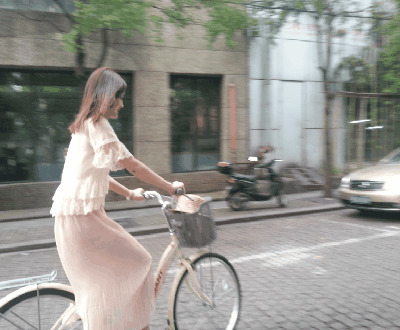 长裙子女生骑单车gif图