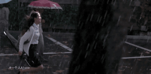 雨中拿伞奔跑动态图片
