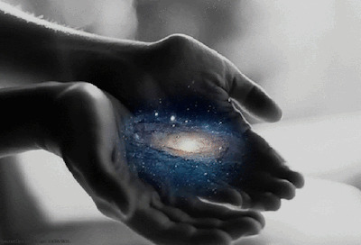 手掌上的宇宙gif图:手掌