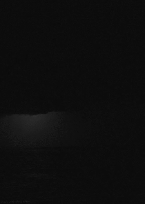 海上乌云闪电gif图片