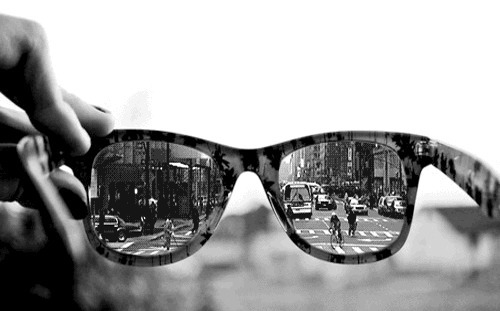 眼镜里清晰的世界gif图:眼镜