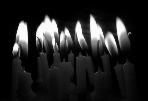 白色蜡烛燃烧动态图:蜡烛