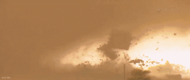闪电龙卷风动态图片:龙卷风