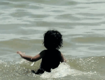 小孩子海边戏水动态图片