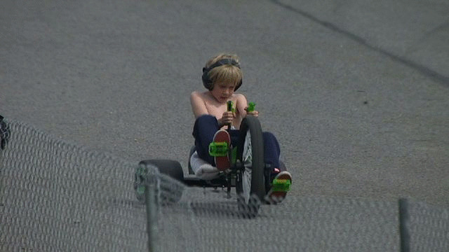 少年玩赛车gif图片:骑车