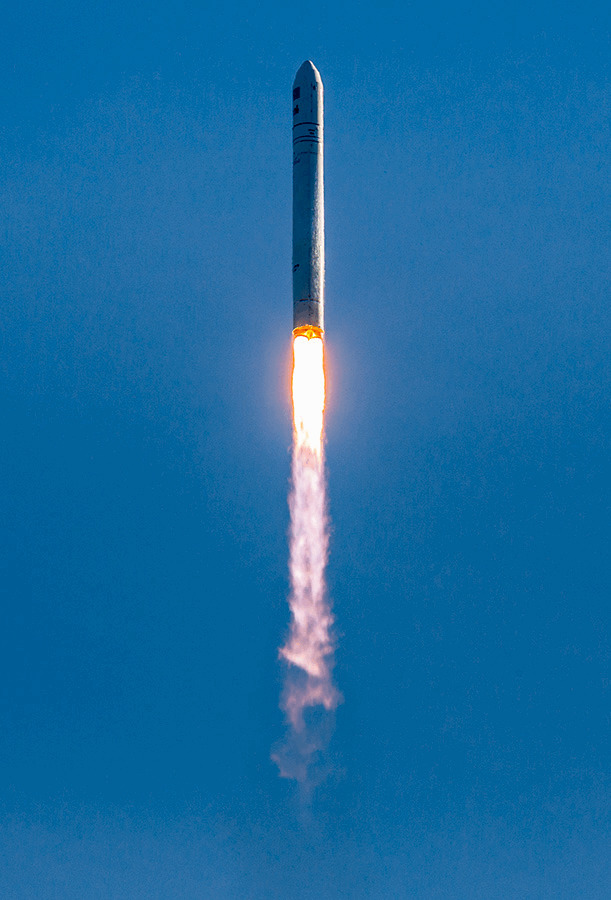 火箭飞翔gif素材图片:火箭
