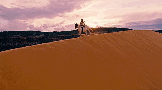 沙漠骑白马动态图片:沙漠