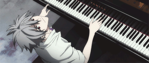 忘情弹钢琴动态图片:弹钢琴