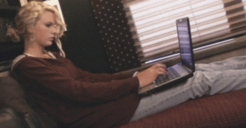 美女玩电脑gif图片:电脑