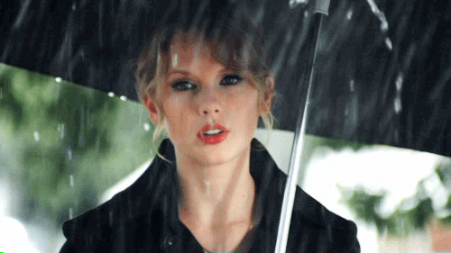 下雨打伞的美女动态图片