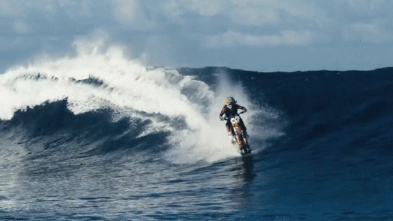 驾驶水上摩托冲浪动态图片:冲浪
