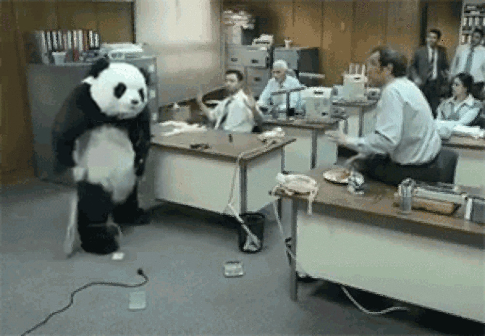 暴力熊猫砸电脑gif