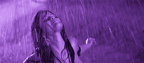 雨中潇洒的妹子动态图片:淋雨