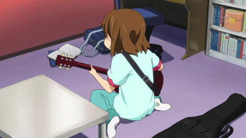 小女孩弹吉他动画图片:弹吉他