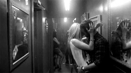 走廊拥抱亲吻动态图片:亲吻
