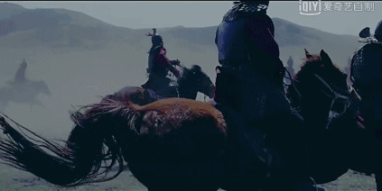 士兵骑马狂奔动态图片:骑马