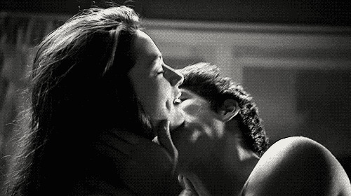 情侣亲吻脖子动态图片:亲吻