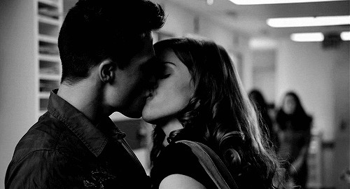 走廊亲吻爱情动态图片:亲吻