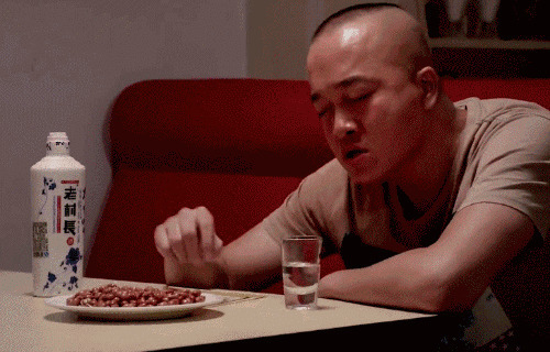 寂寞的男人喝酒吃花生米动态图片