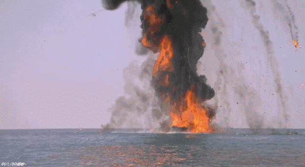 海面剧烈爆炸动态图片