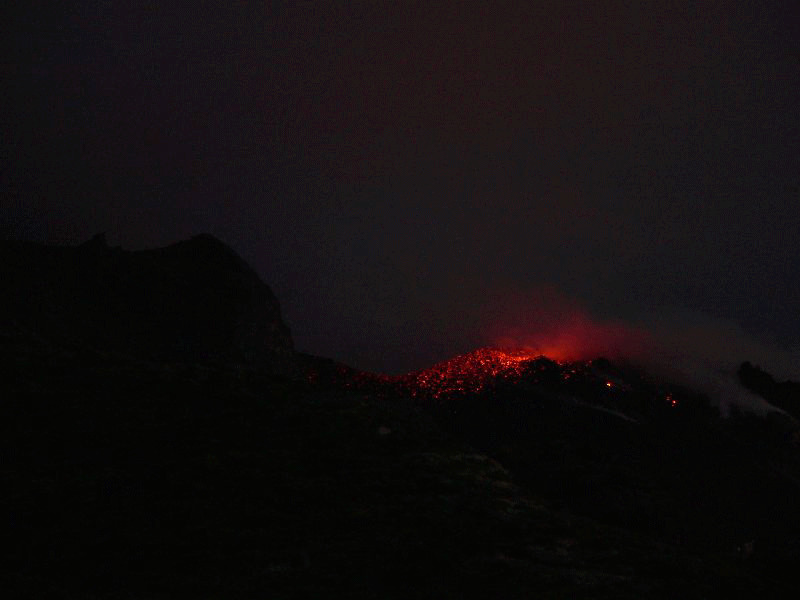 黑夜中火山崩发动态图片:火山口