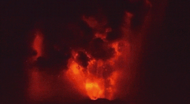 黑夜中火山崩发电闪雷鸣动态图片:火山