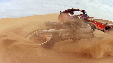 沙漠骑摩托GIF图片:骑摩托