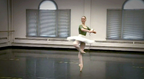 芭蕾舞转圈GIF图片