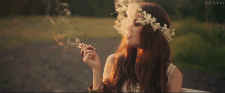 花环姑娘抽烟动态图片:抽烟