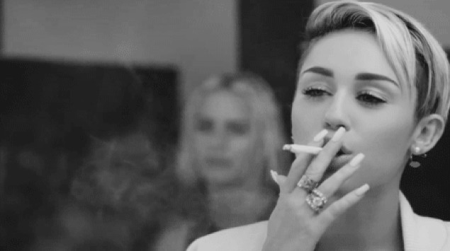 靓女抽烟GIF图片:抽烟