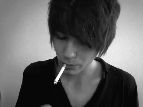 爱上香烟的男孩GIF图片:抽烟