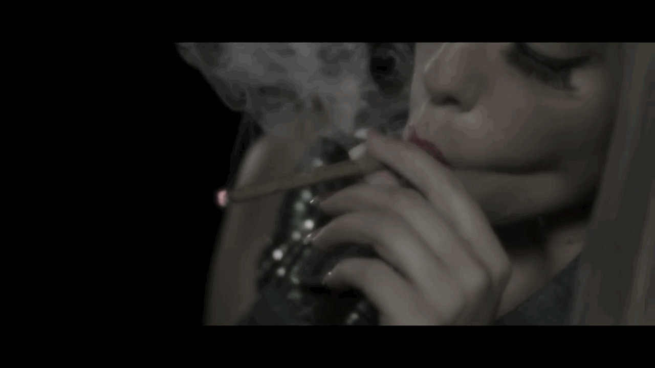 大口抽香烟的女孩动态图片:抽烟