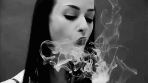 长发女人爱上了香烟动态图片:香烟