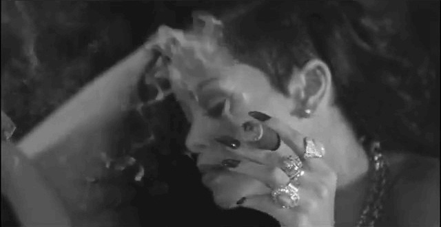 抽雪茄的女人动态图片:抽烟