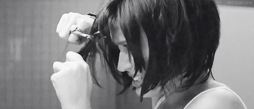 女孩自己剪头发动态图片:剪头发