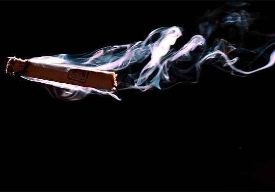 空中燃烧的香烟动态图片