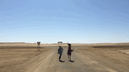 让我们一起去沙漠尬舞gif图片:跳舞