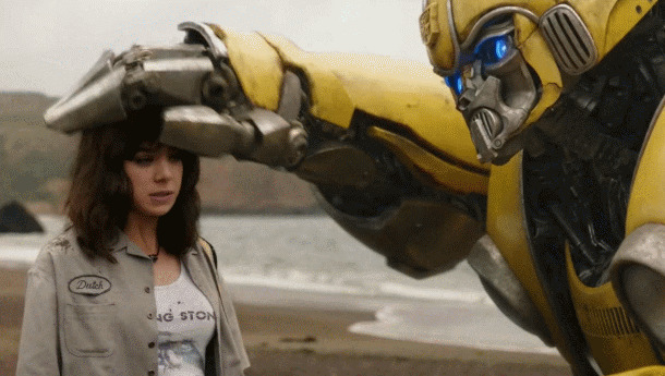 超级机器人抚摸着女人的头发gif图片:机器人