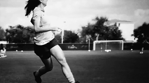 俄罗斯女足踢球射门gif图片:足球