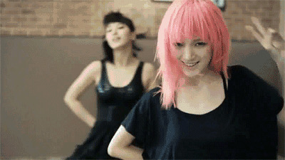非主流少女跳着性感的舞蹈gif图片:跳舞