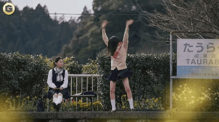 可爱的日本高中女孩跳舞gif图片