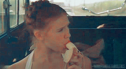 女孩吃香蕉的样子很搞笑啊gif图片:吃香蕉