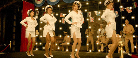 穿着白裙子的女军人在台上跳舞gif图片:跳舞