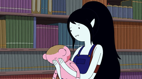 一位长头发的卡通女孩抱着一只布娃娃gif图片