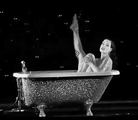 女神在浴盆里跳舞gif图片