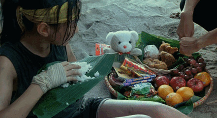 可怜的少年饥饿的吃东西好心人送来水果gif图片:饥饿