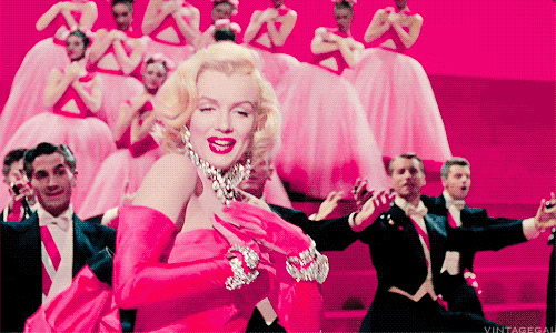 穿着粉红色的礼服的少妇跳舞gif图片:跳舞