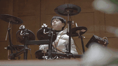 小男孩 弹奏乐器gif图片