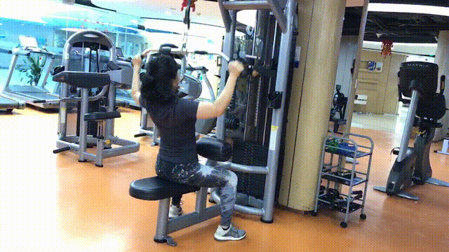 美女健身房锻炼身体 gif图片:健身