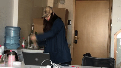 戴帽子的女人办公室跳舞gif图片:跳舞